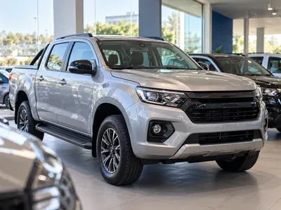 Picape prata seminova exposta em uma concessionária, como o carro usado que pode entrar de lance no consórcio