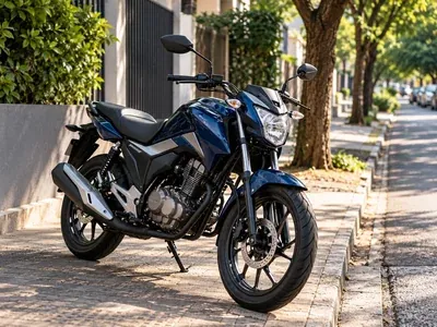 Motocicleta azul estacionada na calçada de uma rua arborizada
