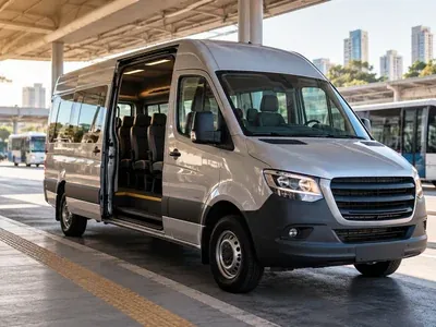 Van de passageiros com a porta lateral aberta em um terminal de ônibus